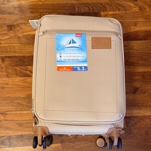 it Luggage Beige Carry-On Spinner Luggage